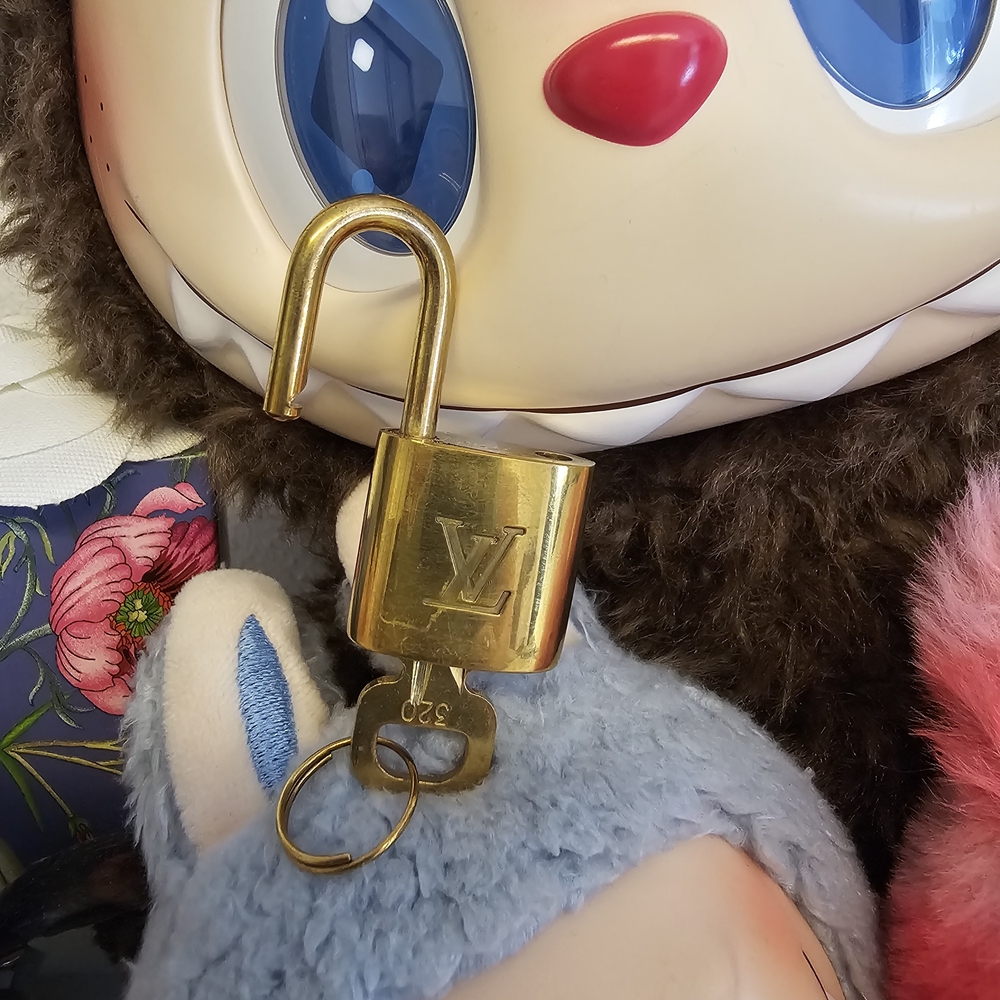 LOUIS VUITTON LOCK & KEY #320